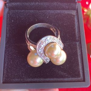 Isaac Mizrahi Faux pearl ring New in Box Size 6
